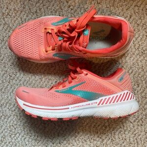 Brooks Women’s Adrenaline GTS 22 Sneakers size 8